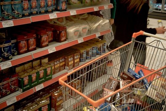 Σοβαρές περικοπές υιοθετούν οι καταναλωτές για να βγει ο μήνας