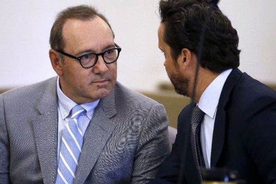 Ποινική δίωξη στον Κέβιν Σπέισι στην Αγγλία με 4 κατηγορίες για σεξουαλικές επιθέσεις
