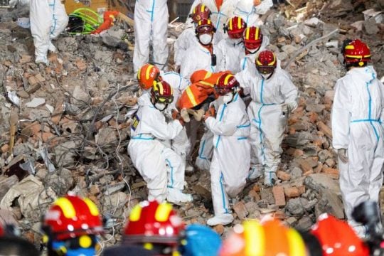 Δραματική αύξηση των θυμάτων στα συντρίμμια κτιρίου στην Κίνα