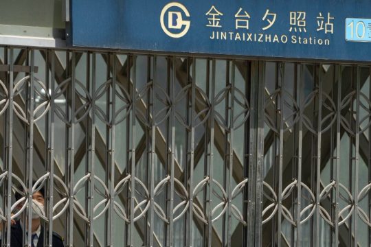 Σφίγγει ο κλοιός κατά της Covid στο Πεκίνο – Κλείνουν 40 σταθμοί μετρό
