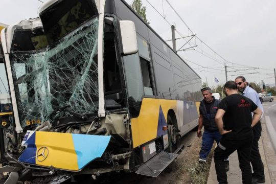 Σοβαρό τροχαίο στην παραλιακή: λεωφορείο έπεσε στις κολόνες του τραμ