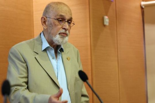 Πολύπλευρη προσφορά