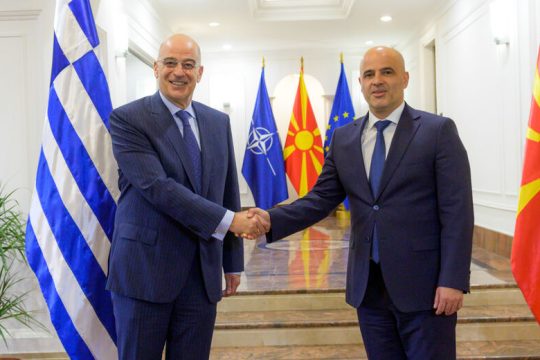 Η Αθήνα τρέχει να αποσοβήσει εστίες έντασης στα Βαλκάνια