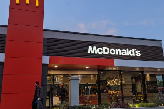 Φεύγει και η McDonald’s από τη Ρωσία