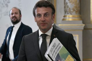 «Θρίλερ» στους Σοσιαλιστές, «αναγεννήθηκε» ο Μακρόν