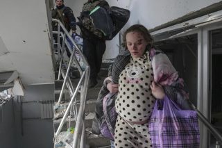 Η γυναίκα που βρέθηκε μέσα σε διασταυρούμενες… προπαγάνδες