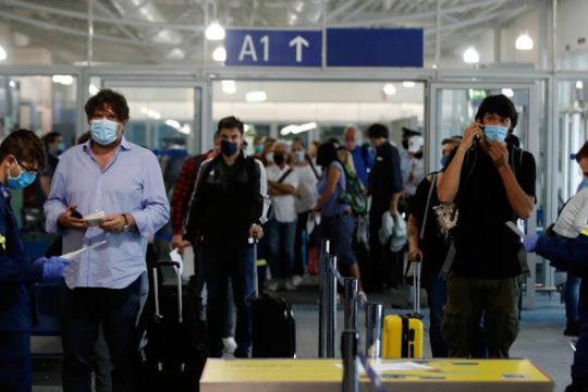 Συστάσεις για μη υποχρεωτική χρήση μάσκας στα αεροδρόμια από 16 Μαΐου