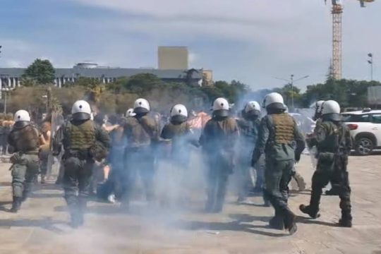 Φονική η επίθεση ΜΑΤ στο ΑΠΘ, καταγγέλλει φοιτητής που δέχτηκε στο κεφάλι κρότου λάμψης