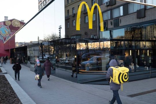 «Ξήλωσαν» το εμβληματικό σήμα των McDonald’s λίγο έξω απ’ τη Μόσχα