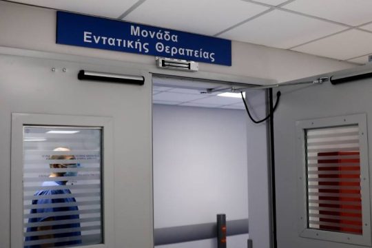 Υποχωρούν θάνατοι και διασωληνώσεις