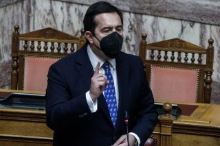 Ράπισμα της Επιτροπής Δεοντολογίας της Βουλής στην πολιτική Μηταράκη