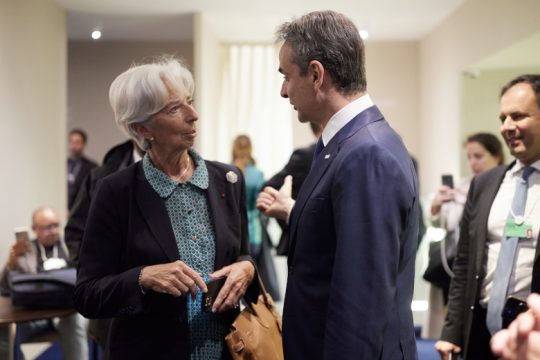 Εξάγει ολιστική υποκρισία
