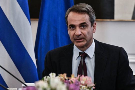 Προκλητικός Μητσοτάκης: «Με τις βαριοπούλες ή με τη βιβλιοθήκη;»