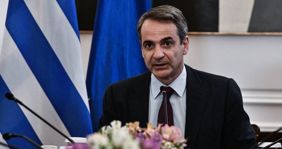Προκλητικός Μητσοτάκης: «Με τις βαριοπούλες ή με τη βιβλιοθήκη;»