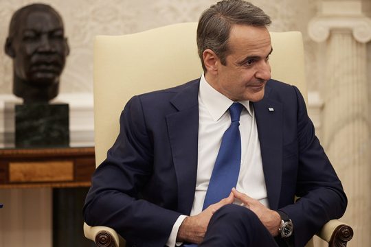 Οι Ινδιάνοι και ο καθιστός πρωθυπουργός