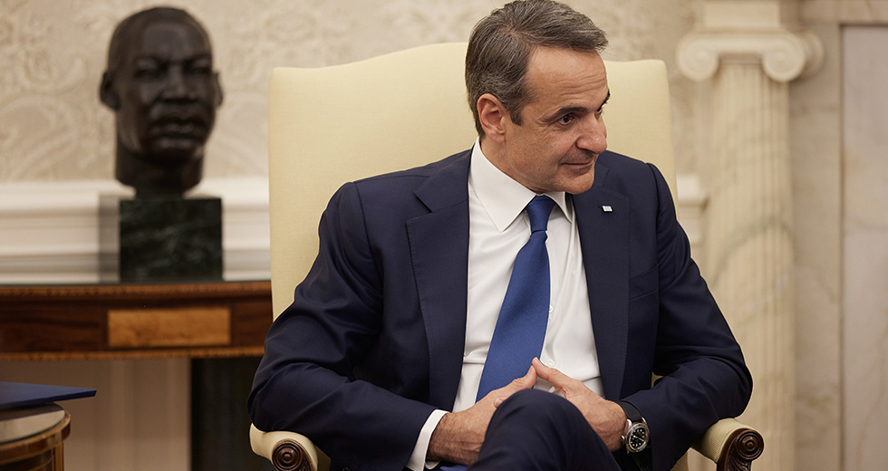 Οι Ινδιάνοι και ο καθιστός πρωθυπουργός