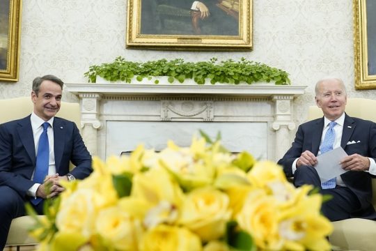 Κολακεία, κριτική και εξουσία