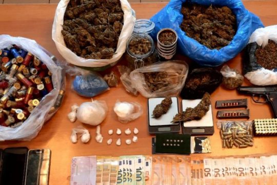Ηράκλειο: Τρεις συλλήψεις για κοκαΐνη, κάνναβη, όπλα και σφαίρες
