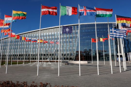 Η ευρωπαϊκή ουδετερότητα πάει περίπατο στη σκιά του νέου Ψυχρού Πολέμου