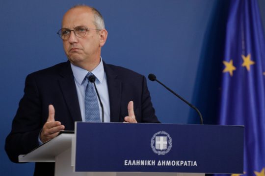 «Τμηματικά παραδίδεται αμυντικό υλικό» στην Ουκρανία, ομολογεί κι ο Οικονόμου