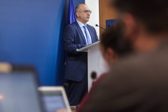 Δεν ξέρει, δεν σχολιάζει για την κόρη Γεωργιάδη και την Lamda o Οικονόμου