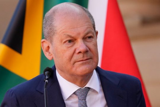 Σολτς: Πρωτοβουλία ΗΠΑ-Ε.Ε. για αύξηση της παραγωγής πετρελαίου και αερίου