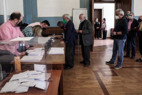 Έκλεισαν οι κάλπες στο ΚΙΝ.ΑΛΛ., πάνω από 160 χιλιάδες η συμμετοχή