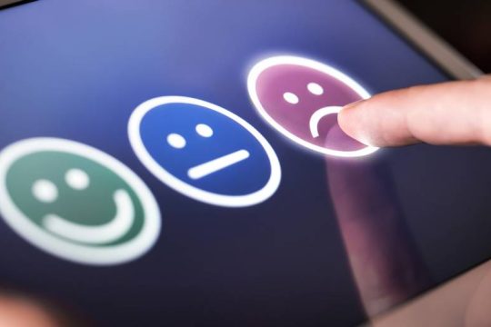 Μεγαλώνει η φθορά της κυβέρνησης, μικραίνει η διαφορά Ν.Δ.-ΣΥΡΙΖΑ