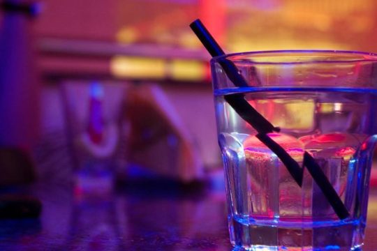 Μήνυσε νυχτερινό κέντρο γιατί το νερό είχε γεύση… χλωρίνης