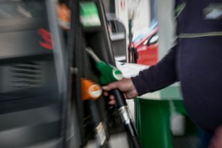 Καμπανάκι από τον περιορισμό των εσόδων και της κατανάλωσης