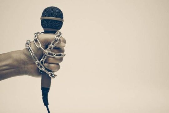 Μαζική καταδίκη κομμάτων για την κατρακύλα της ελευθεροτυπίας στην Ελλάδα