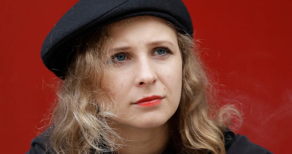 Μέλος των Pussy Riot δραπέτευσε από τη Μόσχα μεταμφιεσμένη