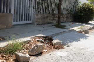 «Σπασμένο πεζοδρόμιο-γκρεμός δίπλα σε ράμπα»