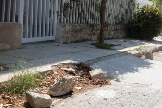 «Σπασμένο πεζοδρόμιο-γκρεμός δίπλα σε ράμπα»