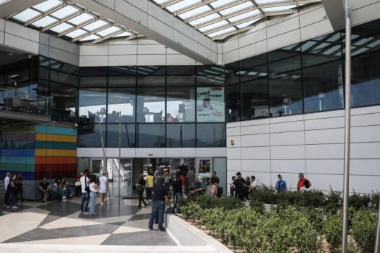 Πανικός με Ι.Χ. που χτύπησε σε εμπορικό κέντρο στο Αιγάλεω