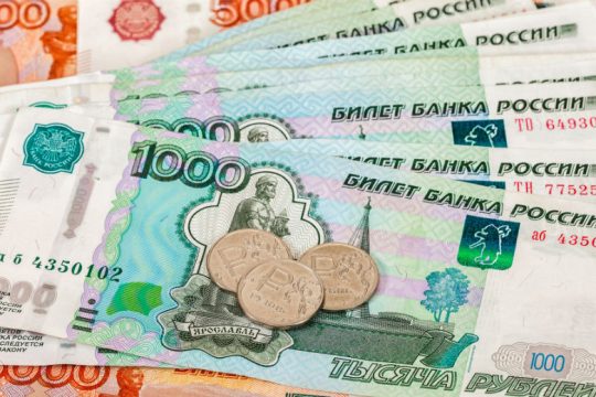 Καλπάζει το ρούβλι εν μέσω πολέμου και κυρώσεων