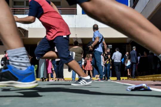 Συνέλαβαν καθηγήτρια που πήγε να σταματήσει μαθητή – Περιφερόταν ημίγυμνος στο σχολείο