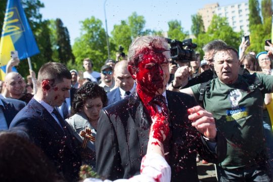 Διαδηλωτές έλουσαν με κόκκινη μπογιά τον Ρώσο πρεσβευτή στη Βαρσοβία