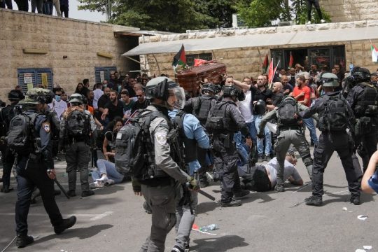 Άγρια καταστολή στην κηδεία της Παλαιστίνιας δημοσιογράφου στην Ιερουσαλήμ