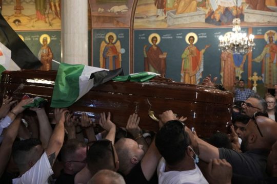 «Έλλειψη σεβασμού» καταλογίζουν οι Άγιοι Τόποι στον ισραηλινό στρατό για την κηδεία της Άκλα