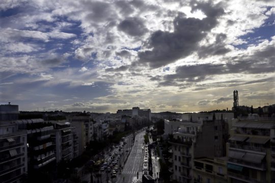Μένουν οι υψηλές θερμοκρασίες, έρχονται οι βροχές