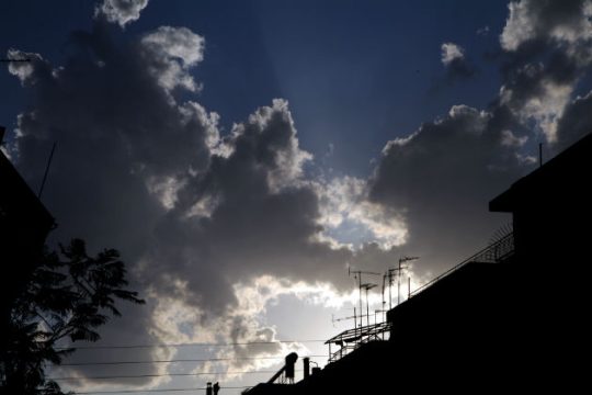Διατηρείται άστατος ο καιρός με βροχές στα δυτικά και βόρεια