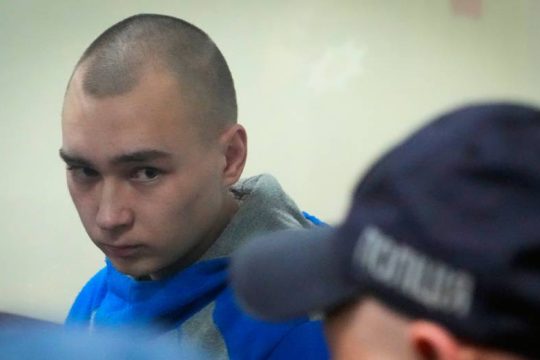 Ρώσος στρατιώτης παραδέχεται την ενοχή του για εγκλήματα πολέμου στην Ουκρανία