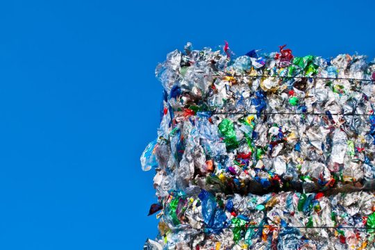 Τα σκουπίδια στην πόρτα του… γείτονα