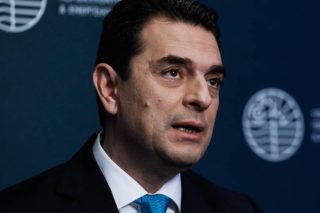 Παρών με ωμή πολιτική παρέμβαση, απών στις εξηγήσεις ο υπουργός Περιβάλλοντος