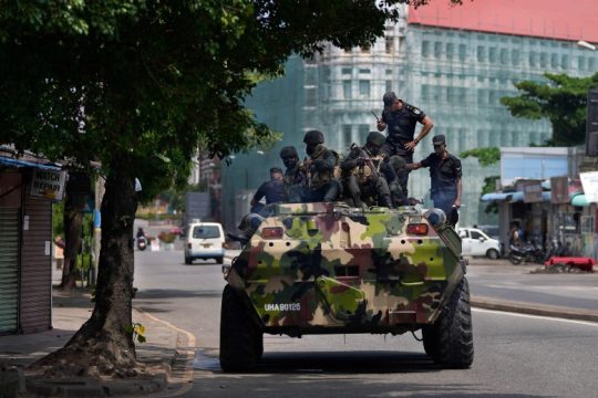 Στρατοκρατούμενοι οι δρόμοι της Σρι Λάνκα – Παρατάθηκε η απαγόρευση κυκλοφορίας