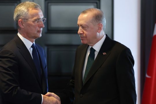 Επιμένει στους όρους του ο Ερντογάν, ο Στόλτενμπεργκ καθησυχάζει τoν «πολύτιμo σύμμαχο»