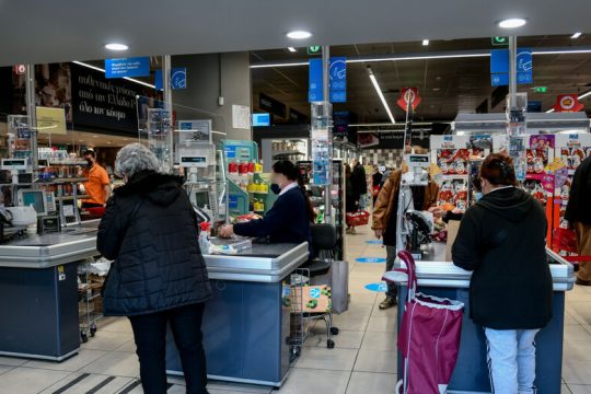 Μαγιάτικος «καύσωνας» στις τιμές των τροφίμων