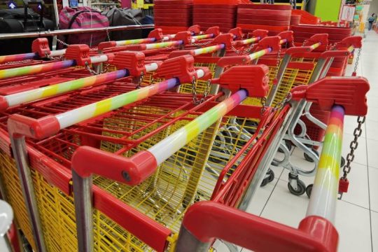 Τέσσερις στους δέκα περιόρισαν αρκετά την κατανάλωση βασικών αγαθών