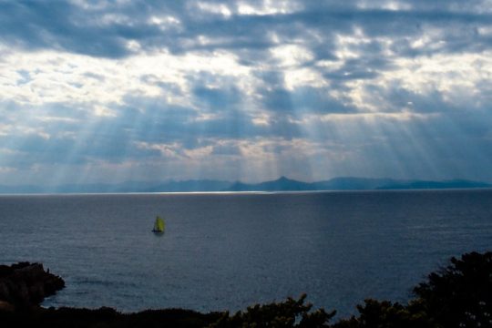 Τοπικές νεφώσεις και βροχές, αυξημένη συγκέντρωση σκόνης στην ατμόσφαιρα
